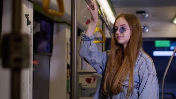 Trött, deprimerad snygg ung kvinna bo ensam i buss transport efter hårt arbete dag, somnar — Stockvideo