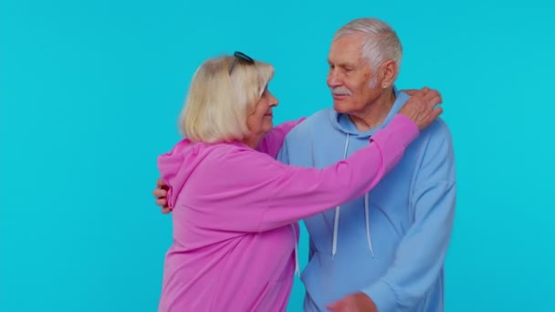 Glada vackra äldre par man kvinna morföräldrar ler kramar njuta av livsstil tillsammans — Stockvideo