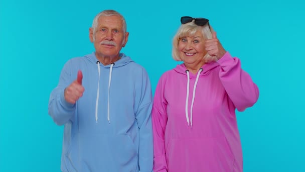 Senior stylový prarodiče důchodci dívající se uznale na kameru ukazující palce nahoru, jako znamení — Stock video