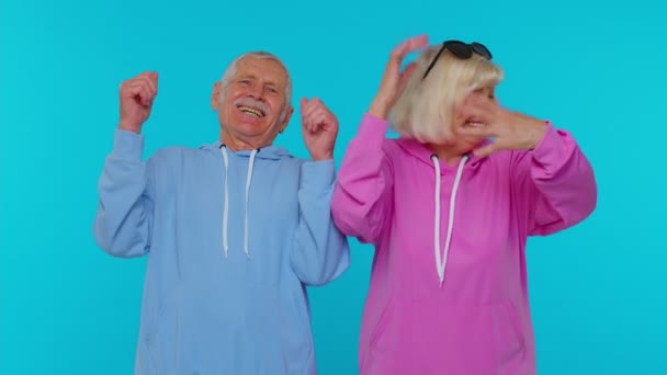 Grand-père âgé grand-mère riant à haute voix après avoir entendu anecdote ridicule, blague drôle — Video
