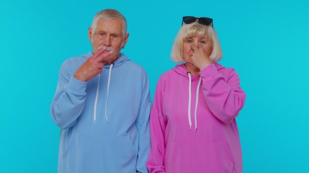 Senior paar Mann Frau Großeltern zeigen auf Augen und Kamera, zeigen Sie, ich beobachte Sie Geste — Stockvideo