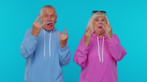 Överlycklig äldre mormor morfar visar rock n roll gest med händerna, galen framgång dans — Stockvideo