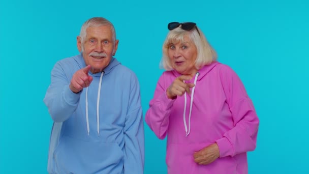 Äldre eleganta far- och morföräldrar pensionärer visar tummen upp, nickar i godkännande, framgångsrikt bra arbete — Stockvideo