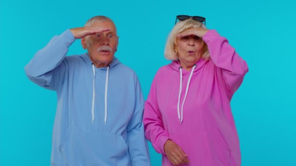 Ältere Großeltern Rentner überrascht Blick in die Kamera mit großen Augen, schockiert über plötzlichen Sieg — Stockvideo