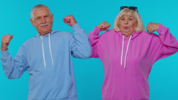 Hombre mayor mujer abuelos mostrando bíceps sentir fuerza de poder para luchar por los derechos, el éxito de ganar — Vídeo de stock