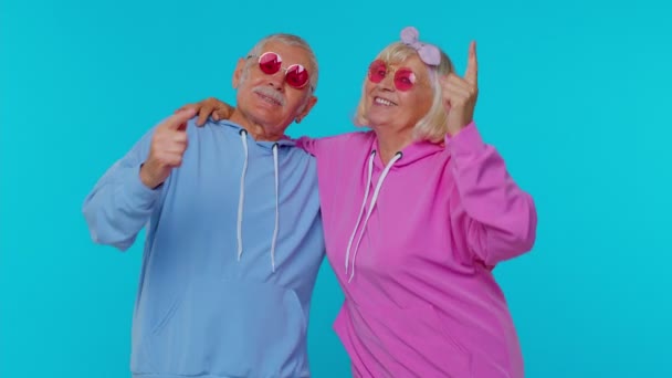 Schöne Senioren Paar Mann Frau Großeltern Musik hören tanzen Disco herumalbern Spaß haben — Stockvideo