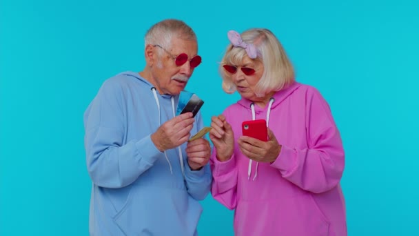 Senior Großmutter mit Kreditkarte und Smartphone, kauft online ein — Stockvideo