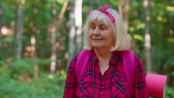 Senior abuela turista dedicada a caminar nórdico senderismo deportivo con mochilas, bastones de trekking — Vídeos de Stock