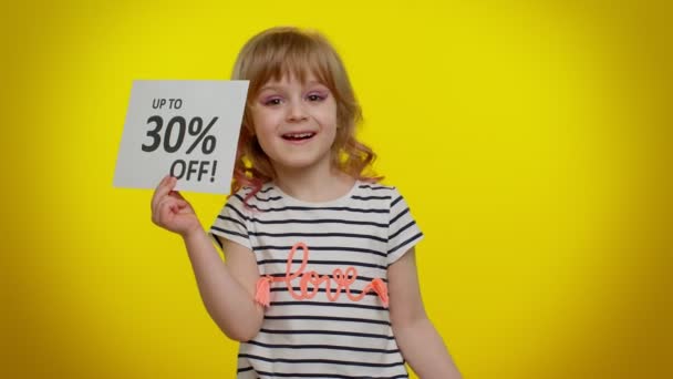 Παιδί κορίτσι παιδί δείχνει τσάντες ψώνια και μέχρι 30 τοις εκατό Off επιγραφές banner κείμενο, Μαύρη Παρασκευή — Αρχείο Βίντεο