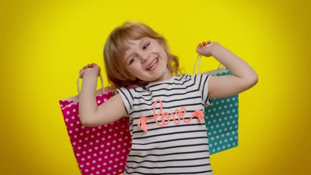 Kid girl mostrando sacos de compras, descontos de publicidade, preços baixos, compras em Black Friday feriados — Vídeo de Stock