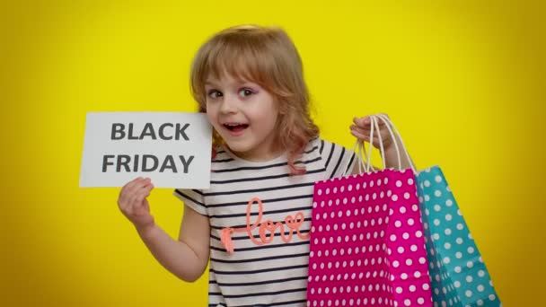 Kind kind meisje tonen Black Friday banner tekst, reclame kortingen, lage prijzen, winkelen — Stockvideo