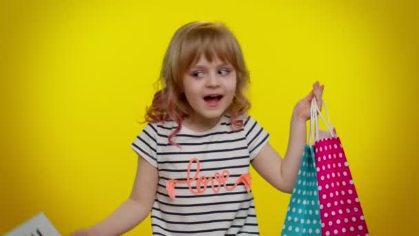 Малюк-дівчинка показує Sale напис на банер текст, рекламні знижки, покупки в Чорну п'ятницю — стокове відео