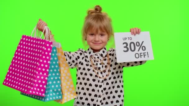 Kind kind meisje tonen boodschappentassen en tot 30 Procent Off inscripties banner tekst, Black Friday — Stockvideo