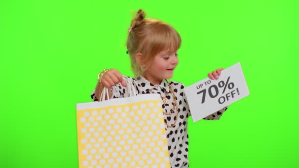 Kind kind meisje tonen boodschappentassen en tot 70 Procent Off inscripties banner tekst, Black Friday — Stockvideo