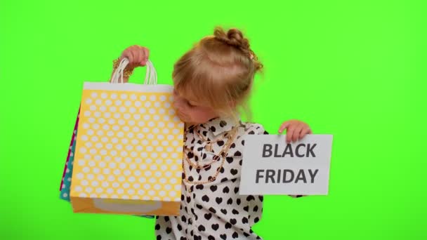 Menina criança mostrando Black Friday banner texto, descontos publicitários, preços baixos, compras — Vídeo de Stock