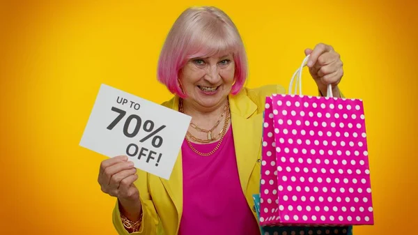 Granny femme âgée montrant des sacs à provisions et jusqu'à 70 pour cent Off inscriptions texte, Black Friday — Photo