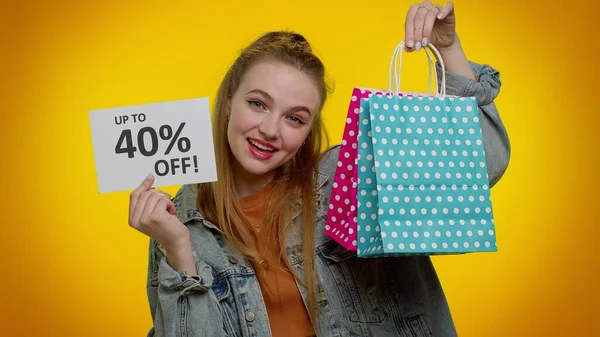 黑色星期五，快乐的少女展示购物袋和高达40%的免签标语 — 图库照片
