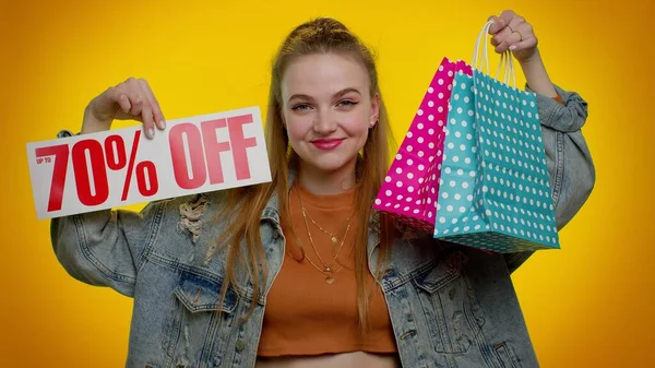 Vidám tini lány bemutató bevásárló táskák és akár 70 százalékos Off feliratok banner, Fekete péntek — Stock Fotó