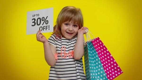 男孩儿女孩展示购物袋和高达30%的非公开题词标语，黑色星期五 — 图库照片
