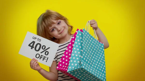 男孩儿女孩展示购物袋和高达40%的非文字题词标语，黑色星期五 — 图库照片