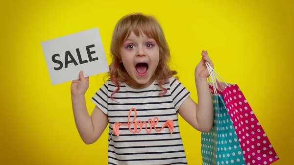 Enfant fille montrant Vente inscription bannière texte, rabais publicitaires, achats sur Black Friday — Photo