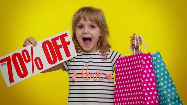 儿童小女孩展示购物袋和高达70%的非文字题词标语，黑色星期五 — 图库照片