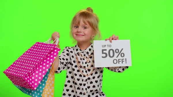 Kindermädchen zeigt Einkaufstüten und bis zu 50 Prozent Rabatt auf Aufschriften Banner Text, Black Friday — Stockfoto