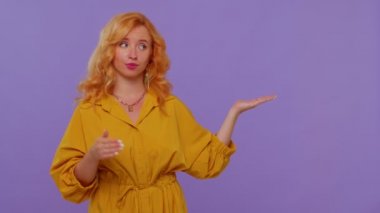 Boş yeri işaret eden kız, ticari metin için reklam alanı, ürün tanıtımı için kopya alanı