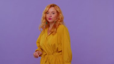 Modayı takip eden neşeli kız dans ediyor, ritme ayak uyduruyor, el kaldırıyor, dublaj yapıyor.