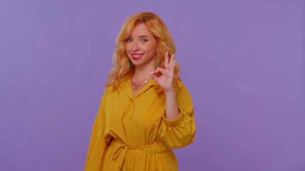 Rotschopf Mädchen guckt zustimmend in die Kamera zeigt ok Geste wie Zeichen positive etwas Gutes — Stockvideo