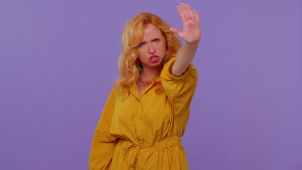 Overstuur gefrustreerd geïrriteerd geïrriteerd meisje ruziën, vragen reden van conflict, waarom zo koppig — Stockvideo