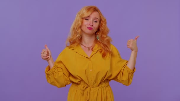 Rotschopf stylisches Mädchen fühlt sich sehr stolz und zeigt sich selbstbewusst, überglücklich über den Erfolg — Stockvideo