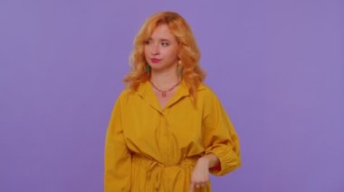 Kız parmağını sallıyor ve hayır diyor, dikkatli ol, azarlıyor, tehlike hatasından kaçınmak için tavsiye veriyor.