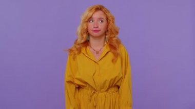 Kafası karışmış güzel bir kız belirsiz bir soru hakkında utanmış, kuşkuları var, hiçbir fikrim yok, bilgisiz.