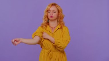 Kız pazılarını gösteriyor, haklar için savaşma gücü hissediyor, başarı için enerji kazanıyor.
