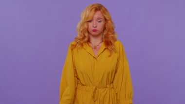 Sinirli kız stresten bağırıyor. Sorunlar korku, umutsuzluk, şaşkınlık şokundan korkuyor.