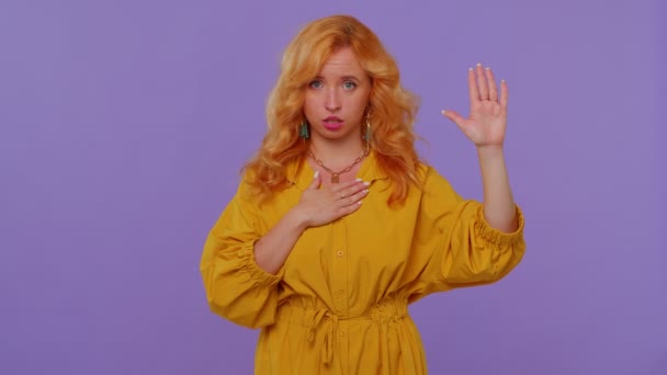 Uppriktig ansvarig rödhårig flicka höjer handen för att svära eden, lovar att vara ärlig och att säga sanningen — Stockvideo