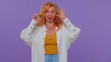 Altın sikke, kariyer, kripto para yatırımı teknolojisi gösteren uzun saçlı bir kız.