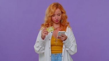 İnternetten alışveriş yaparken kredi kartı ve akıllı telefon kullanan bir kız büyük bir başarı elde etti.