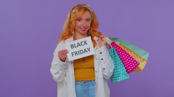 Щаслива стильна дівчина, що показує текст на чорну п'ятницю, знижки на рекламу, низькі ціни — стокове відео