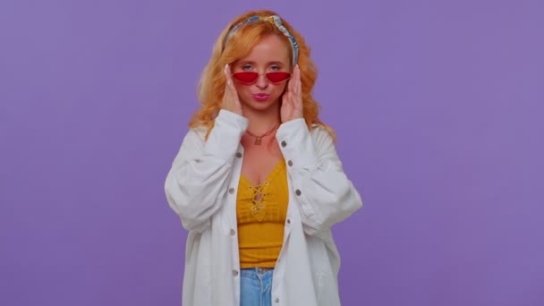 Upřímný cool veselý stylový dívka v bílé košili nosí sluneční brýle, okouzlující úsměv na fialové stěně — Stock video