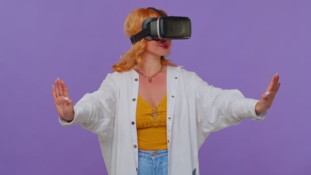 Menina usando realidade virtual futurista tecnologia VR capacete headset para jogar simulação 3D vídeo game — Vídeo de Stock