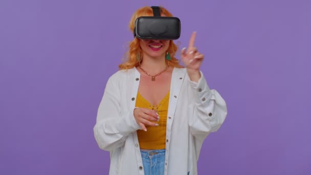 Chica que utiliza la tecnología futurista realidad virtual casco de auriculares VR para jugar simulación videojuego 3D — Vídeo de stock