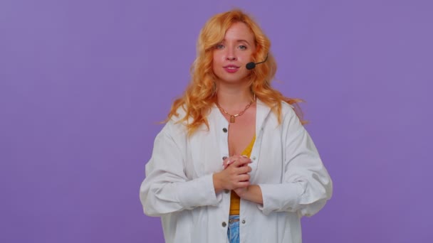 Vörös haj lány üzletasszony kommunikálni, beszél a fejhallgató, call center chat, ügyfélszolgálat — Stock videók