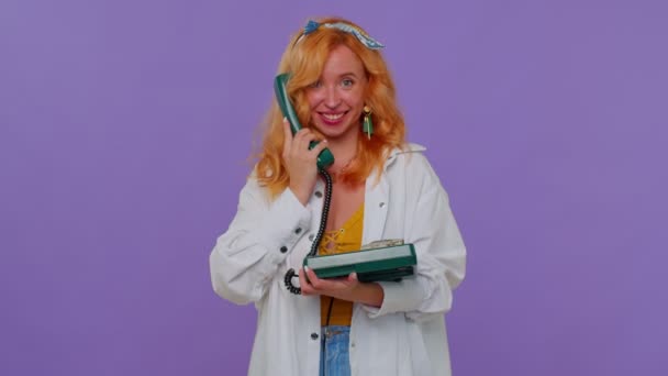 Cheerful redhead girl secretary talking on wired vintage telephone of 80s, says hey you call me back — Stock Video