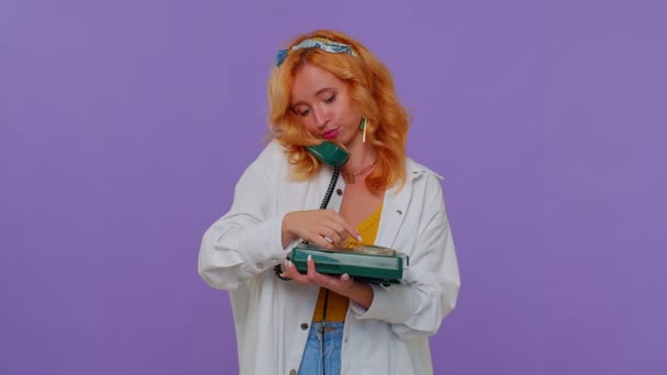 Gadis berambut merah berbicara di kabel telepon vintage 80-an, membodohi, membuat wajah lucu konyol — Stok Video