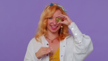 Oldukça zengin, şık, kızıl saçlı, aptal, altın paralar, kripto para yatırımı, madencilik gösteren bir kız.