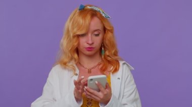 Web 'de yeni gönderi yazan cep telefonu kullanan kız, SMS iletisi, gezinme, sosyal ağların bağımlılığı