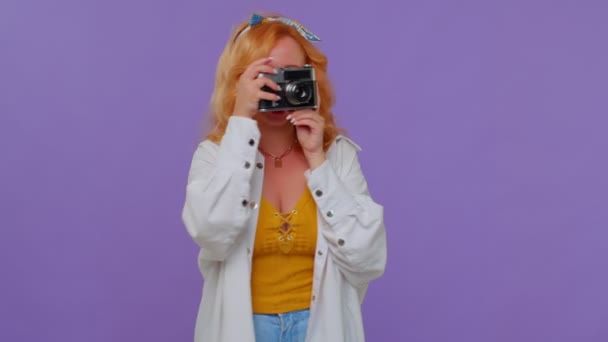 Женщина туристический фотограф делает фотографии на ретро-камеру и улыбается, путешествия летние каникулы — стоковое видео