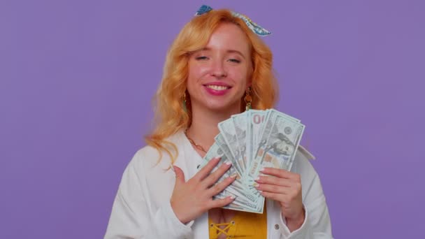 Chica rica arrogante regocijo gran dinero ganar sorpresa ganancia de lotería repentina, billetes de dólar cayendo alrededor — Vídeos de Stock